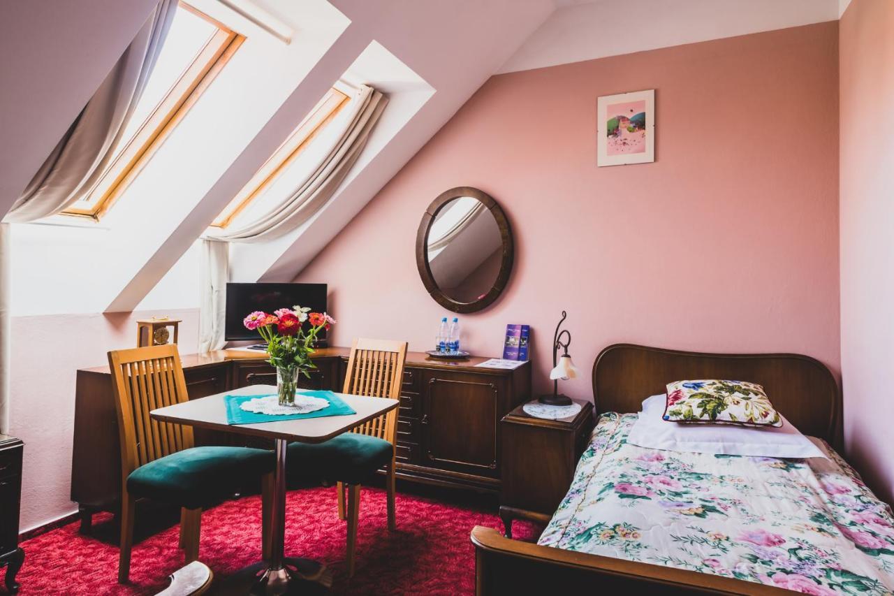 קז'ימייז' דולני Hotel Wenus מראה חיצוני תמונה