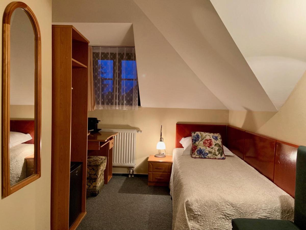 קז'ימייז' דולני Hotel Wenus מראה חיצוני תמונה